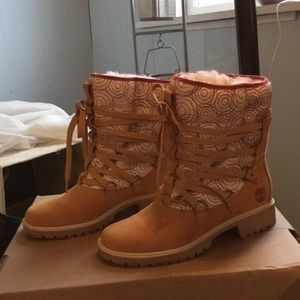 LIKE NEW Timberland fleece lined boots
